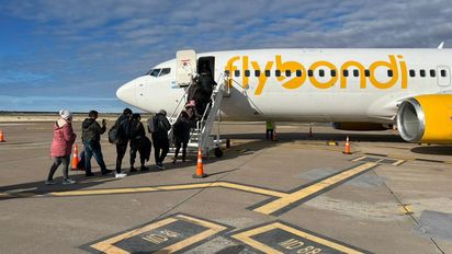 Al cierre de esta edición, el avión de Flybondi seguía en pista y la operación truncada. No hay información disponible sobre los vuelos de Aerolíneas Argentinas.