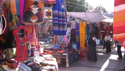Tras el fin del paro, el Gobierno ofreció varias medidas para la reactivación turística en Imbabura y otras zonas afectadas. En la foto, la Plaza de los Ponchos en Otavalo, una de las ferias turísticas emblemáticas de la provincia. 