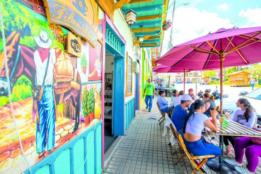 En el centro de Filandia existen construcciones coloniales, que son morada de bares y cafés.