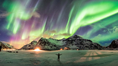 Ir de vacaciones a Europa a ver las auroras boreales es una experiencia de viaje soñada.