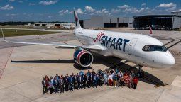 Autoridades de JetSmart, Airbus, del gobierno del Estado de Alabama y de la ciudad de Mobile, posan junto al Guacamayo Escarlata: el avión número 26 de la low cost.