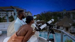 Observación de estrellas en las Coyaba Sky Villa Swim-up Rondoval Suites en Sandals Dunn’s River.