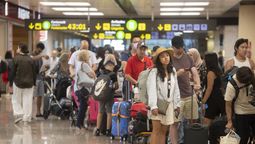 El cierre de Viva Air generó turistas varados y aumento de pasajes aéreos.