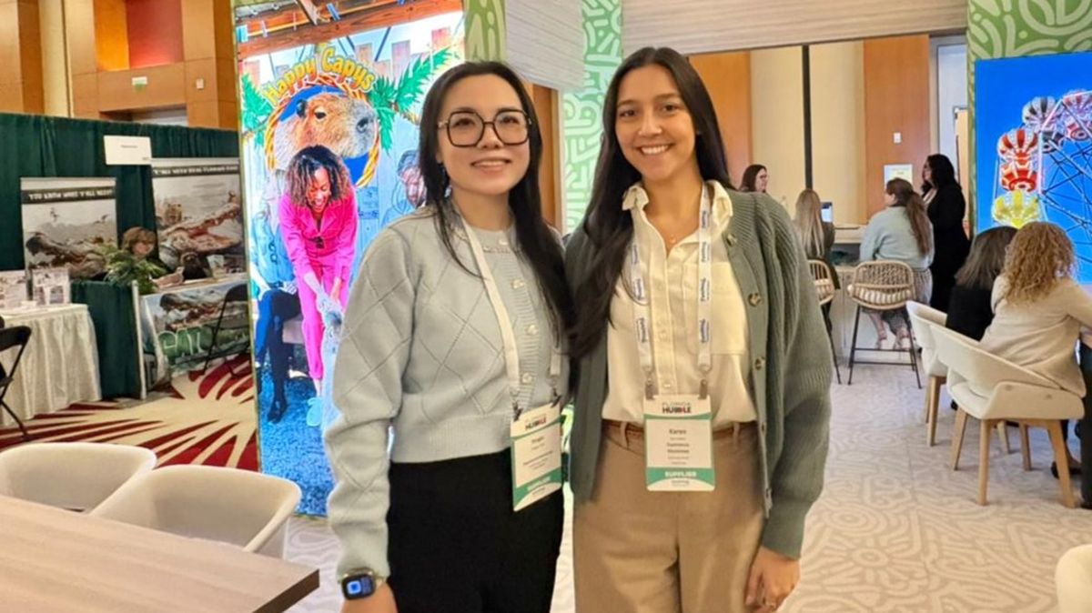 Yinglu Tian y Karen Schlicht, de Experience Kissimmee.