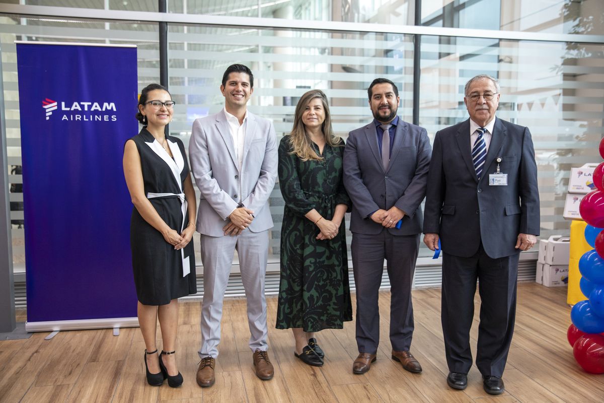 Silvana Agudelo, vicecónsul de Colombia; Alfonso Álava, director de Promoción de Inversiones del Ministerio de Producción, Comercio Exterior, Inversiones y Pesca; Mónica Fistrovic, CEO de Latam Airlines Ecuador; Juan Pablo Tamayo, presidente del Consejo Nacional de Aviación Civil (CNAC) y, Ángel Córdova, gerente general de TAGSA.&nbsp;