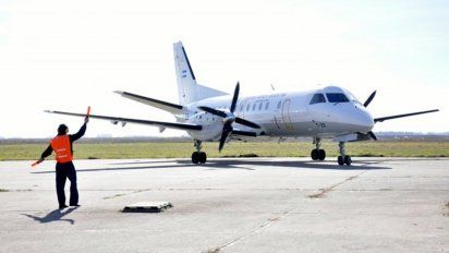 El Saab340B de LADE rueda por la plataforma del aeropuerto de Villa Gesell, en el reinicio de los vuelos regulares.