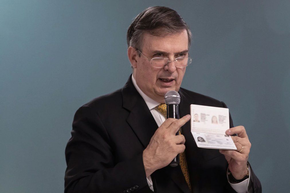 Marcelo Ebrard durante la presentación del pasaporte electrónico.