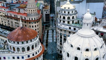 Fin de semana en Buenos Aires: la esquina de las 5 cúpulas se localiza en Florida y Diagonal.