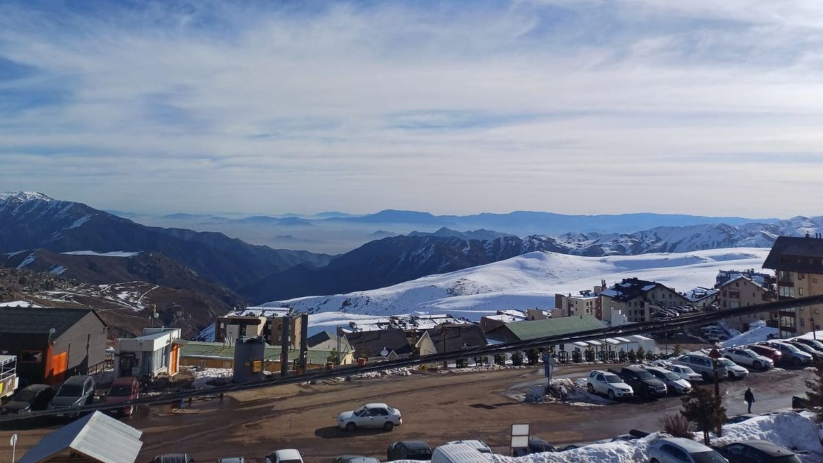 El clima no ha sido favorable para un volumen abundante de nieve en los centros de esquí de Santiago. (Imagen: La Parva)