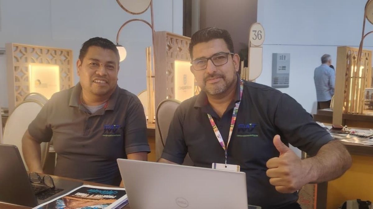 Alberto Navarro, asesor comercial de la zona centro de Ruta Maya Travel, y Armando Briviesca, gerente comercial nacional de la compañía en Tianguis Turístico.