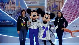 Julieta De Grazia y Elena Outlan, junto a las estrellas del evento: Mickey y Minnie Mouse. 