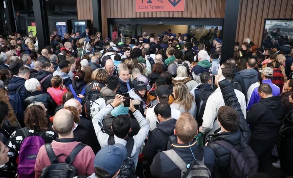 Colas en el aeropuerto de Bruselas (en Belgica) por la huelga general.