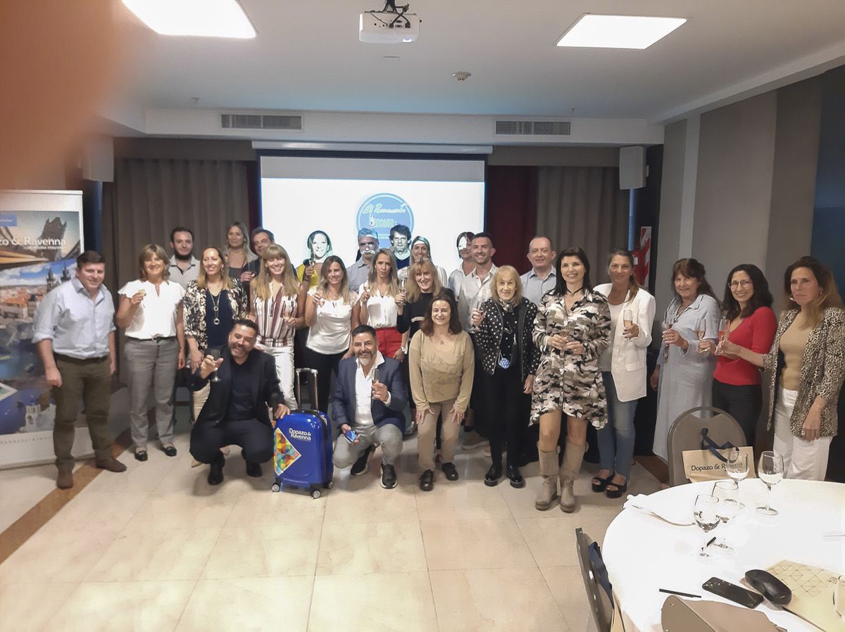 Los agentes de viajes junto a los directivos al término del encuentro de Dopazo & Ravenna.