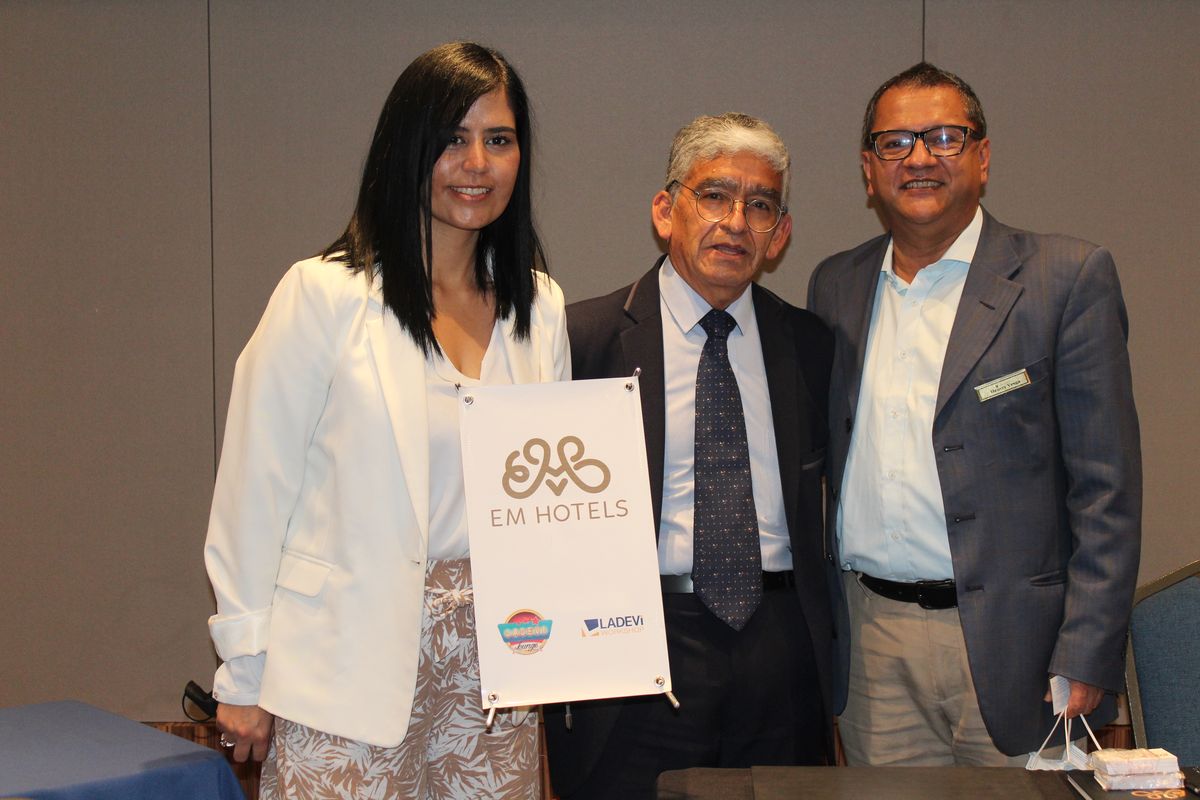 EM Hoteles en compañia del ganador del sorteo.