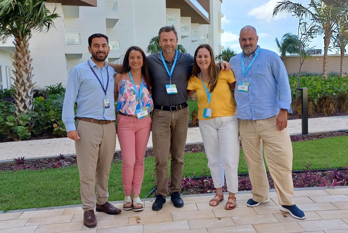 Equipo de profesionales de Chile participantes de Aruba Global Travel Conference 2023.