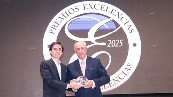 Rodrigo Acosta recibió el Premio a la Excelencia Turística otorgado de manera póstuma a su padre Ricardo Acosta.