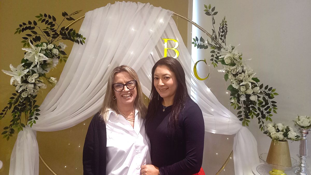 Claudia Delgado, representante de Ventas de la Autoridad de Turismo de Aruba en Ecuador y Colombia, y Cecilia Paredes, gerente general de Universal de Viajes.