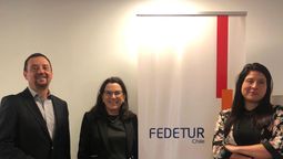 De izquierda a derecha: Iván Radic, country manager de Flapz en Chile, Helen Kouyoumdjian, vicepresidenta ejecutiva de Fedetur, y Jessica Canelo, gerente de promoción y marketing de Fedetur.