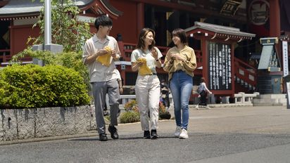 Turistas japoneses visitan un destino.