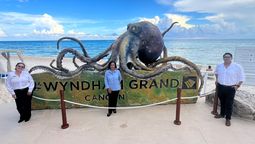Adriana Meda, Miriam Córdoba y César Lara, directivos de Wyndham Grand Cancún.