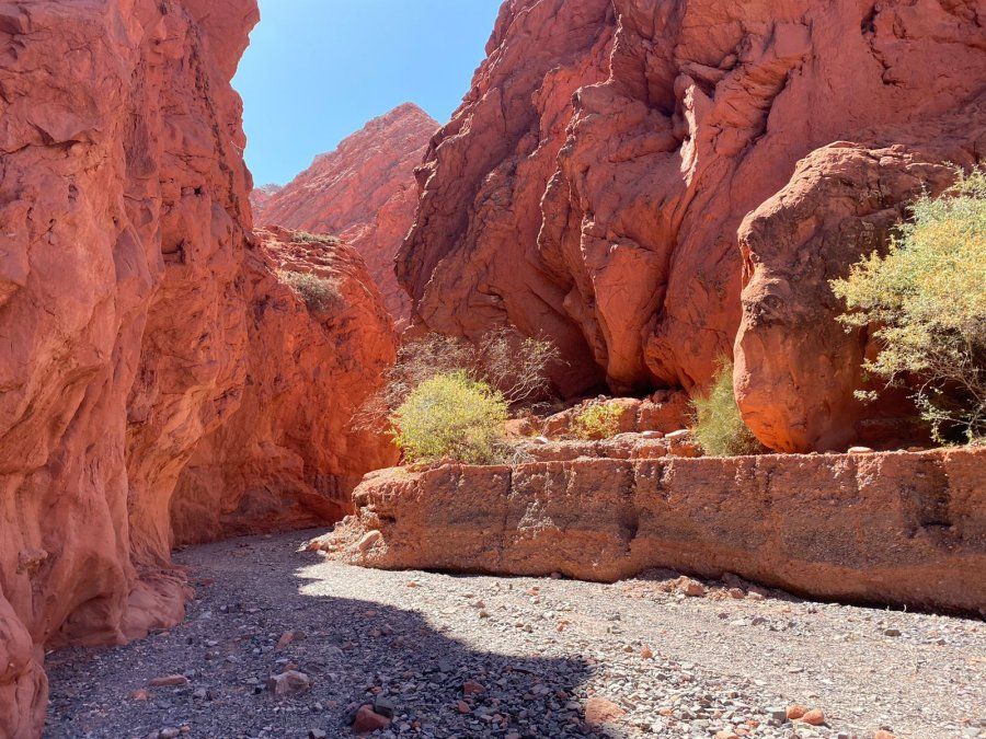 La Quebrada de las Señoritas en Uquía es un atractivo por los afloramientos de la edad precámbrica y cámbrica.