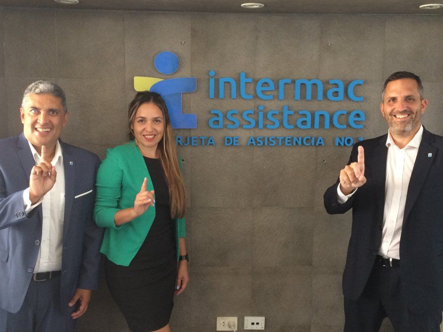Eduardo Aoki, Karina Luzardo y Nicolás Mammarella en las flamantes oficinas de Intermac Assistance.