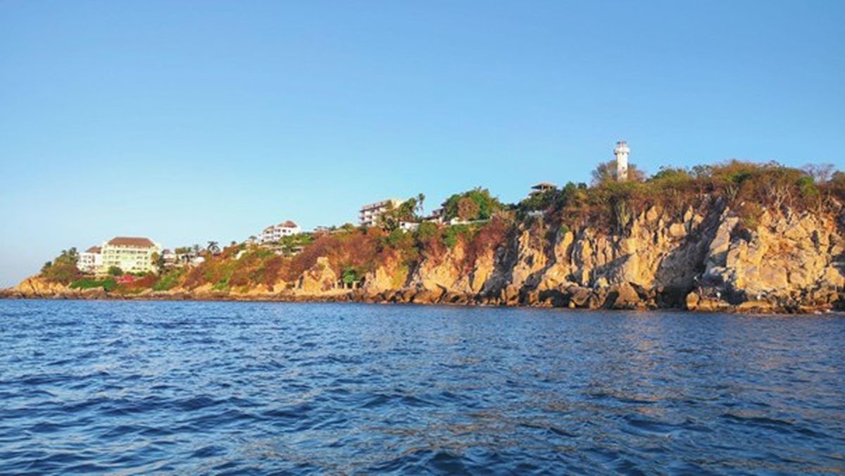 Puerto Escondido, en la costa del Pacífico mexicano, es el pueblo playero más animado del país, justo en el punto medio entre un paraíso bohemio para mochileros y un destino de clase mundial.