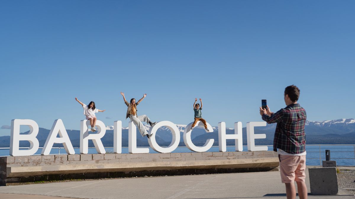 Bariloche desarrolla actividades gratuitas para los más chicos, espectáculos al aire libre y encuentros con Papá Noel, iniciativas que convierten al verano barilochense en una propuesta familiar única.