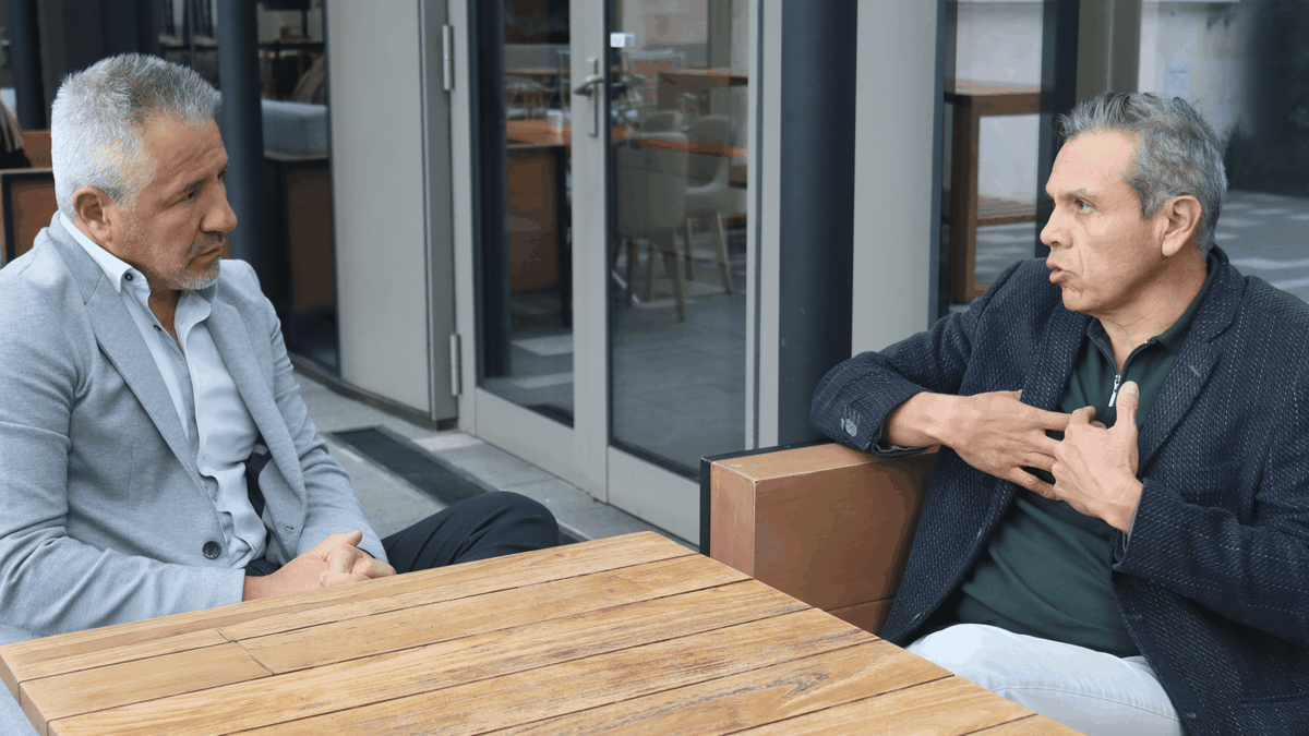 Fabián Manotas, director regional de Ladevi Medios y Soluciones, y David Alemán, director de Ventas de Avianca para Colombia y Suramérica, durante una conversación sobre el nuevo modelo de distribución de la aerolínea para las agencias de viajes.