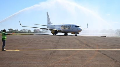 El Boeing B-737/800 de Flybondi fue recibido en Encarnación con el tradicional arco de agua.