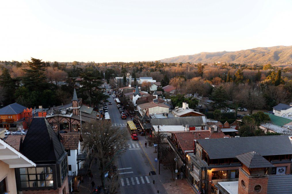 Inteligencia artificial: Villa General Belgrano se presenta como un destino centroeuropeo en medio de las Sierras de Córdoba. 