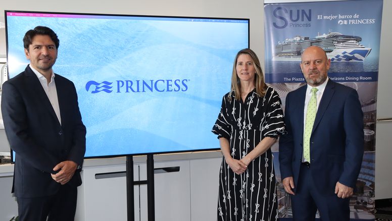 Santiago Peláez Gómez, gerente general de Unión de Representaciones; Erika Knohr, gerente comercial para Colombia, Ecuador y Centroamérica de Crusalia y Oscar Castillo, gerente general de Crusalia.