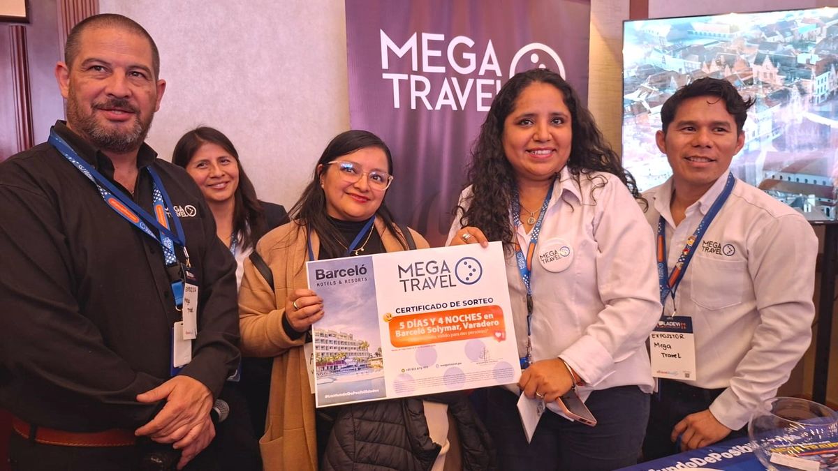 El equipo de Megatravel junto a la ganadora de la estadía en Barceló.