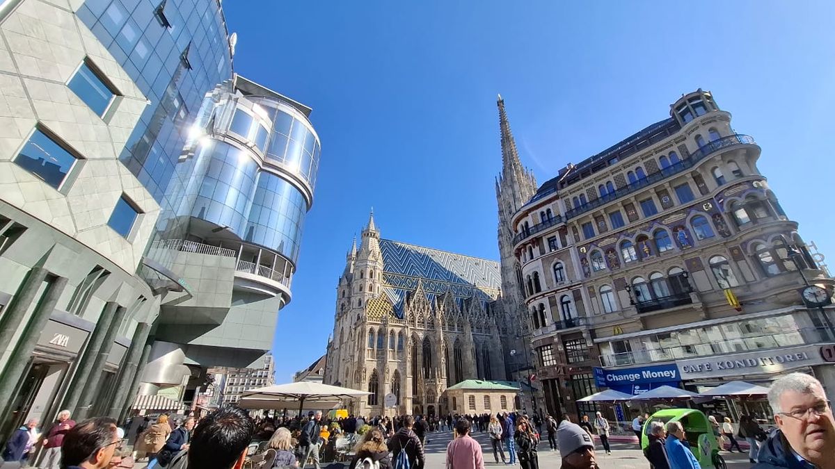 La impactante catedral gótica de San Esteban en el centro de Viena. La impactante catedral gótica de San Esteban en el centro de Viena.