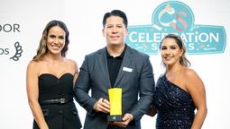 Brian Wong, gerente general de Celebration Suites, recibió el premio de Nomad.