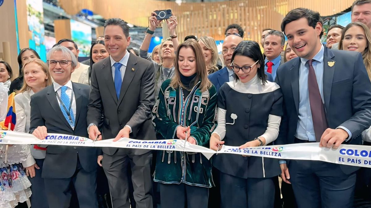 Eduardo Ávila Navarrete, Embajador de Colombia en España; Juan Sebastián Sánchez, director de Análisis Sectorial y Promoción en Calidad (e) del Ministerio de Comercio, Industria y Turismo; Carmen Caballero, presidente de ProColombia; Natalia Bayona, directora ejecutiva de la Organización Mundial de Turismo y Luis Alejandro Dávila, vicepresidente de Turismo de ProColombia realizan el corte de cinta en el stand de Colombia.
