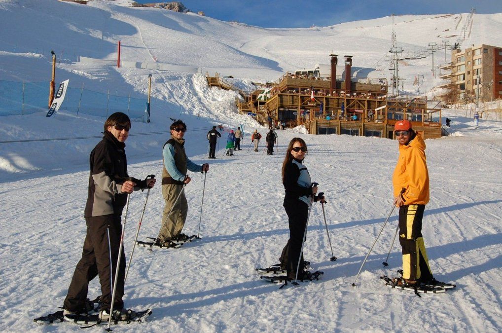 Visitantes se divierten en La Parva, un centro de esquí maravilloso por las buenas condiciones que tiene la nieve allí.
