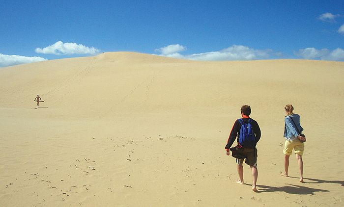 Atravesando las dunas se accede desde Valizas hasta Cabo Polonio. Atravesando las dunas se accede desde Valizas hasta Cabo Polonio.