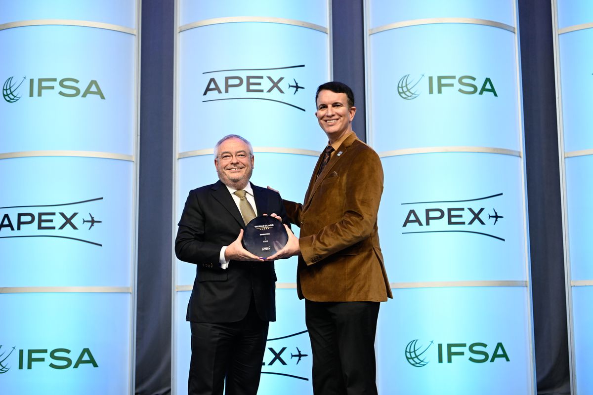 El vicepresidente Senior de Ventas, IFE y Conectividad de Emirates Airline, Patrick Brannelly, asisti&oacute; a los premios APEX en California.