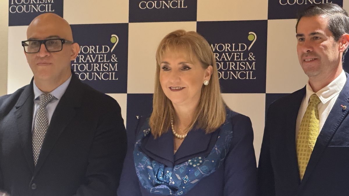 Parte del equipo de comunicacion y ejecutivo de WTTC, con Gloria Guevara Manzo, CEO interina de la organizaci&oacute;n, en el centro de la fotograf&iacute;a.