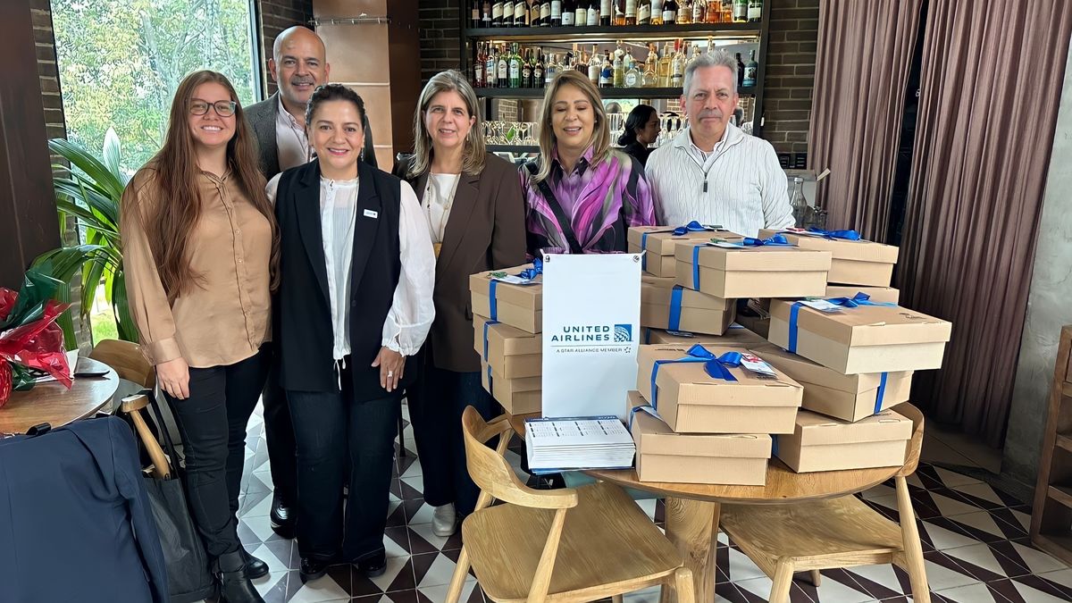 Ricardo Estupi&ntilde;&aacute;n, Alicia Maldonado y Olga Salazar de Global Mercado del Turismo e Ingrid Le&oacute;n de United Airlines, durante el evento de reconocimiento a las agencias aliadas Top Sellers 2025.