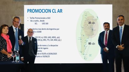 La Gerente de Ventas de Aerolíneas Argentinas en Chile, Juana Delgado junto a el Secretario de Turismo, Ambiente y Deporte de Argentina, Daniel Scioli; el Embajador de Argentina en Chile, Jorge Faurie; el Presidente del Ente de turismo y cultura de Mar del Plata, Bernardo Martin; y el presidente de la CAT, Gustavo Hani.&nbsp;