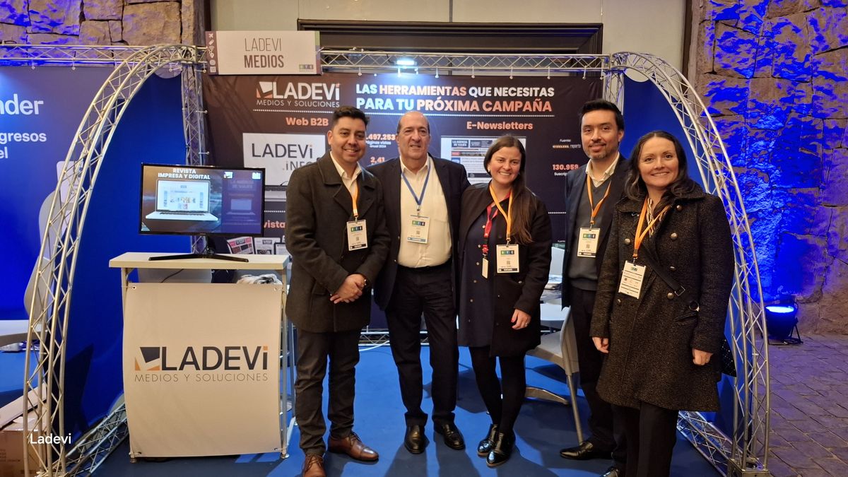 Equipo de Mawdy en el stand de Ladevi. 