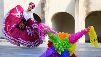 La Feria Internacional de la Piñata se celebra en Acolman, Estado de México.