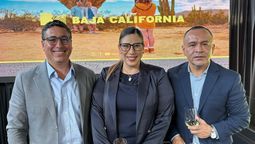 Miguel Aguiñiga, representante de Sectur, junto a Vivan Salazar y Miguel Galicia en el evento de Operadora Travel Shop.