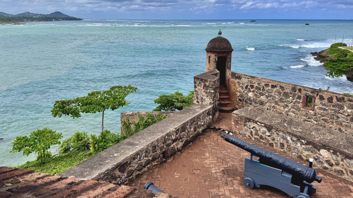 Puerto Plata, joya del Atlántico, combina playas, montañas y naturaleza en un entorno vibrante y relajado.