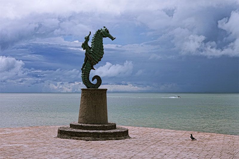 El Malecón de Puerto Vallarta está adornado por esculturas icónicas como el Caballito de Mar.
