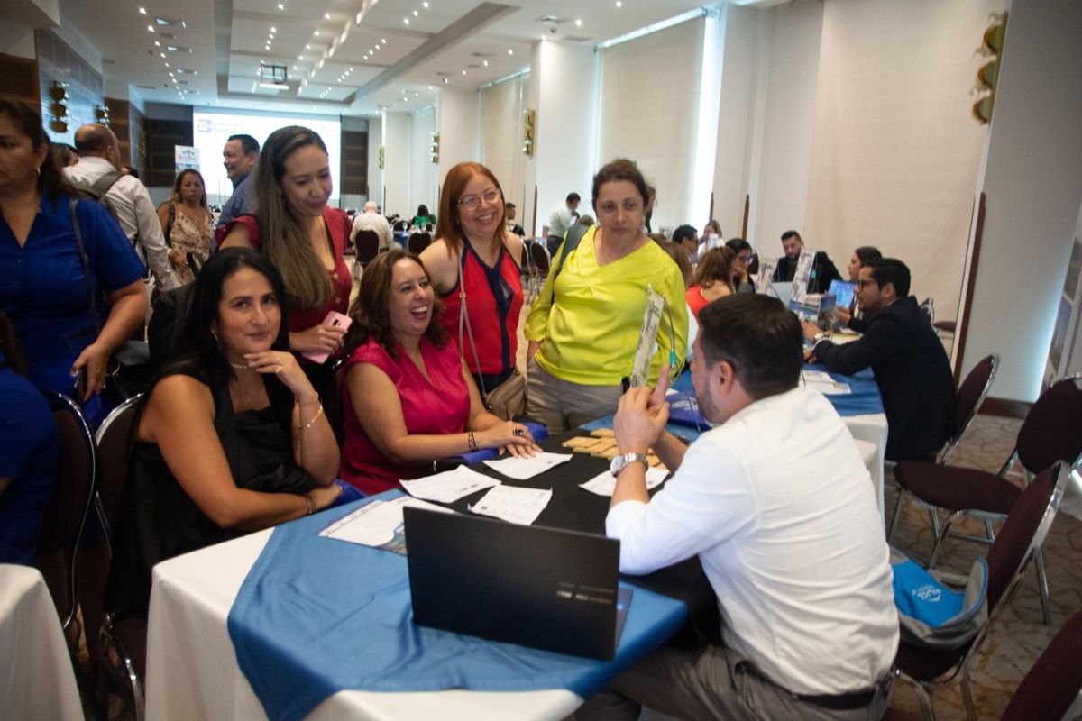 Caravana de promoción de Universal Group en Colombia.