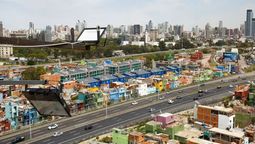 Arte popular en el barrio Mugica, a pasos de uno de los distritos más pudientes de Buenos Aires.