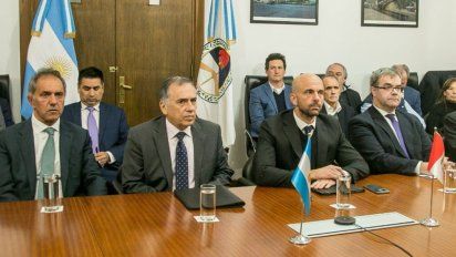 La plana mayor de funcionarios del Gobierno de Javier Milei en la firma del acuerdo con Perú: Yanina Martínez, subsecretaria de Turismo; Daniel Scioli, secretario de Turismo, Ambiente y Deportes; el embajador de Perú en Argentina, Carlos Alberto Chocano Burga; Franco Mogetta, secretario de Transporte; Hernán Gómez, subsecretario de Transporte Aéreo; y Gustavo Marón titular de la ANAC.